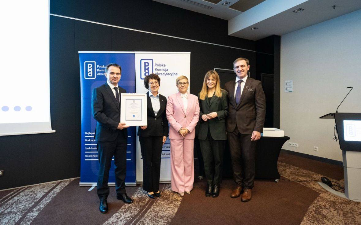 na zdjęciu władze wydziału podczas odbierania nagrody