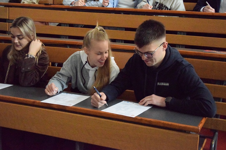 Trojka uczniów rozwiązuje krzyżówkę