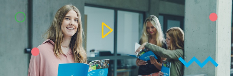 na zdjęciu trzy studentki z książkami