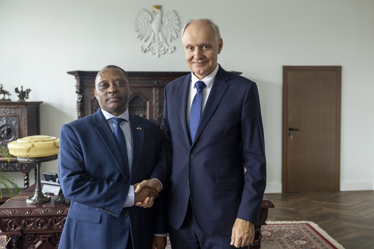 na zdjęciu ambasador i rektor
