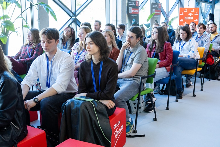na zdjęciu studenci