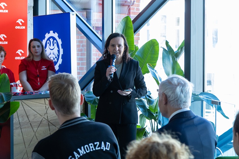 na zdjęciu przemówienie Rektor Chrobok