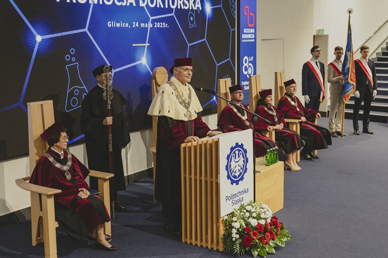 na zdjęciu przemawia rektor