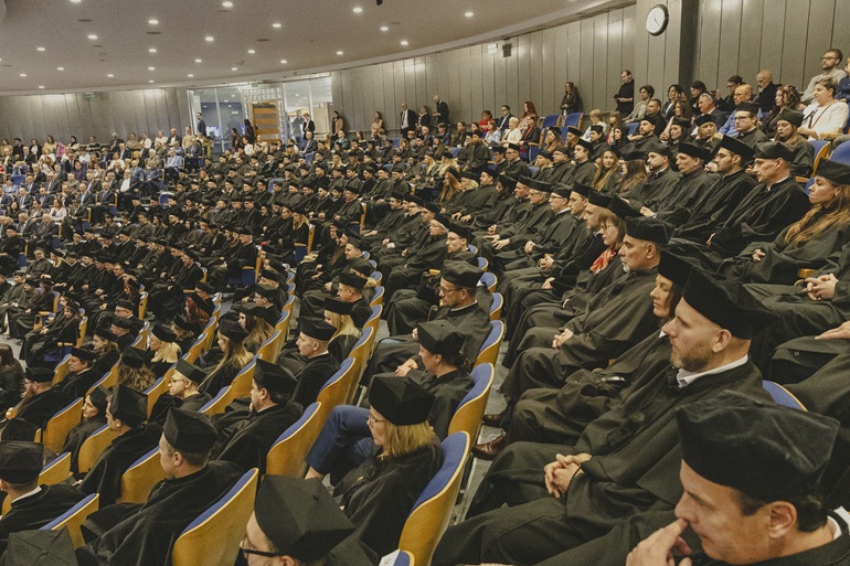 na zdjęciu promocje doktorskie