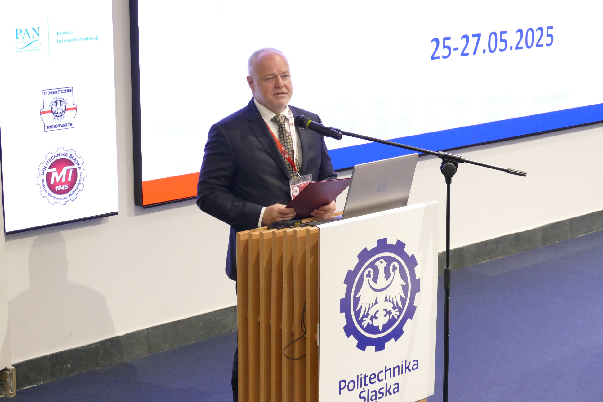na zdjęciu przemawia minister Gzik