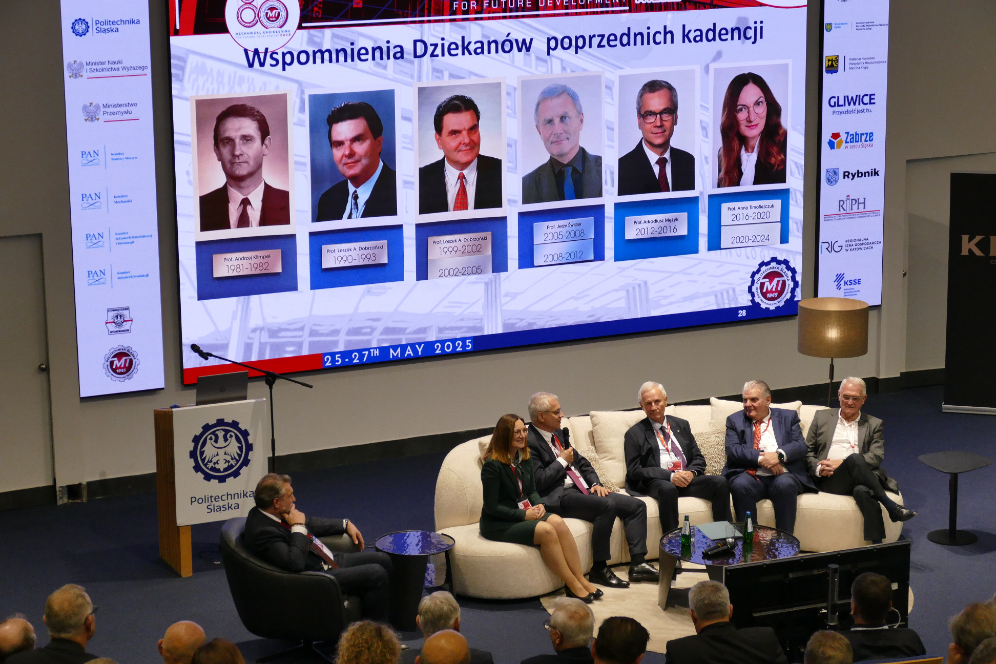 na zdjęciu rozmówcy podczas jednego z paneli