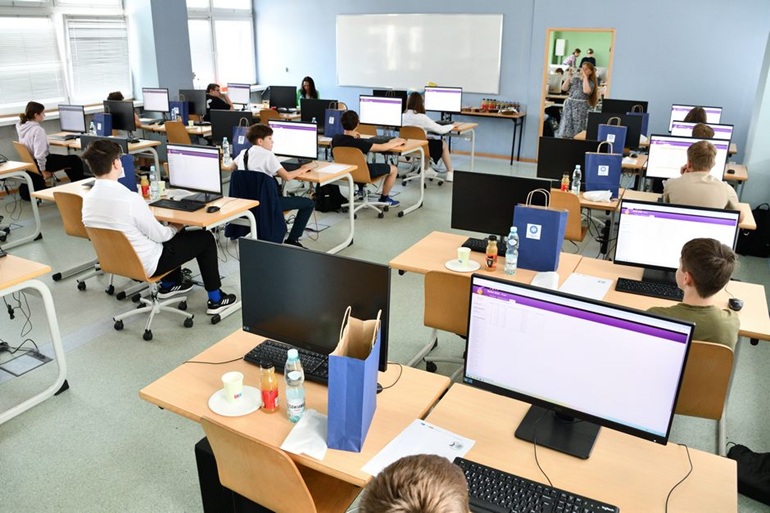 na zdjęciu uczniowie przy komputerach