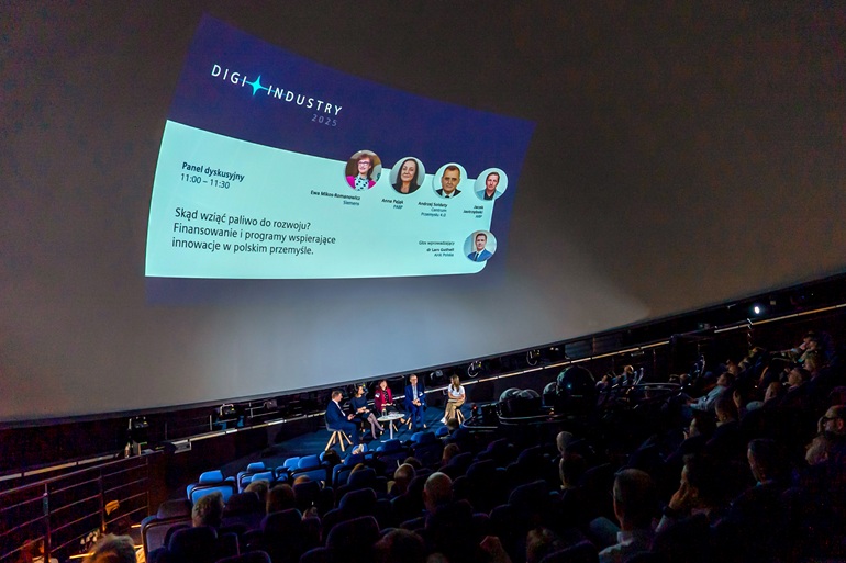na zdjęciu sala konferencyjna i uczestnicy debaty na scenie