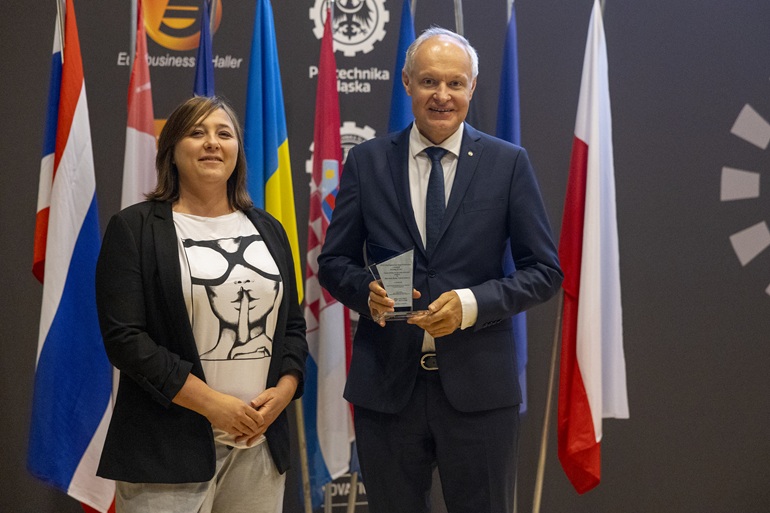rektor z nagrodą