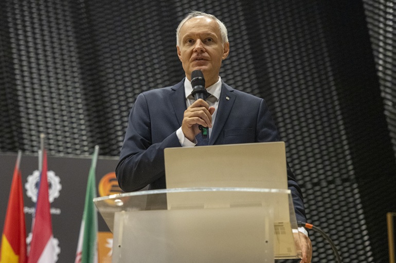 na zdjęciu przemowa Rektora