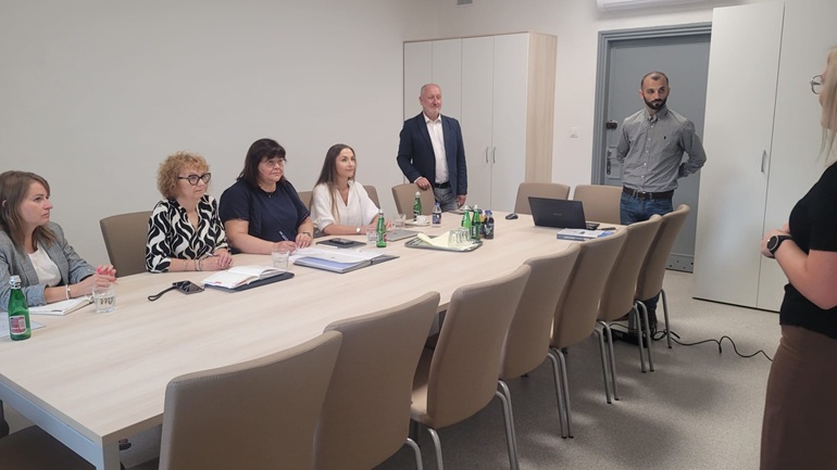 na zdjęciu komisja przysłuchuje się prezentacji