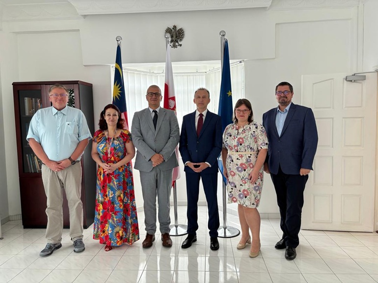 na zdjęciu delegacja uczelni w Malezji