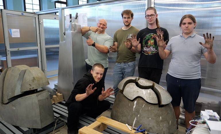 śliwka fot. AŚ (8) od lewej Sebastian Wołowik, dr inż. Rafał Setlak, Radosław Górecki, Mateusz Gorzeń, Bernard Lubina