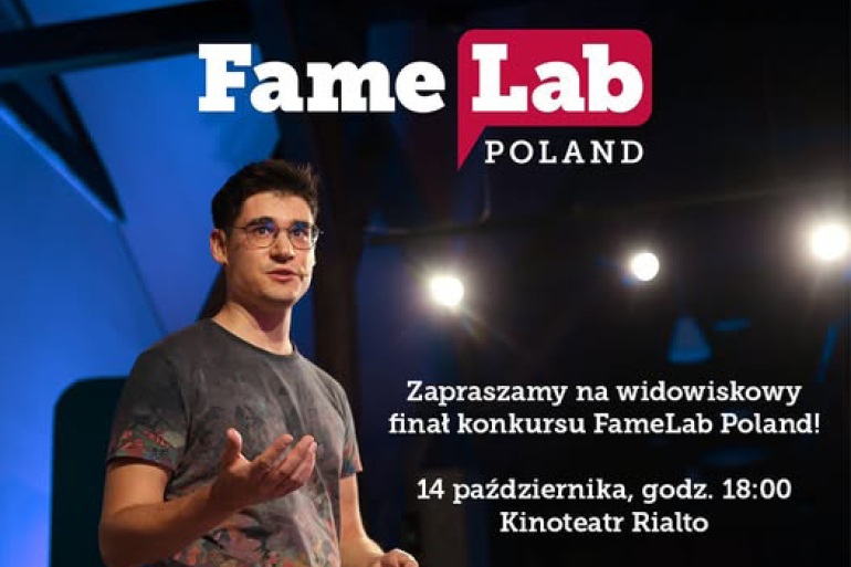 na zdjęciu młody mężczyzna stojący na scenie