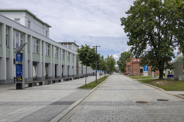 na zdjęciu kampus uczelni