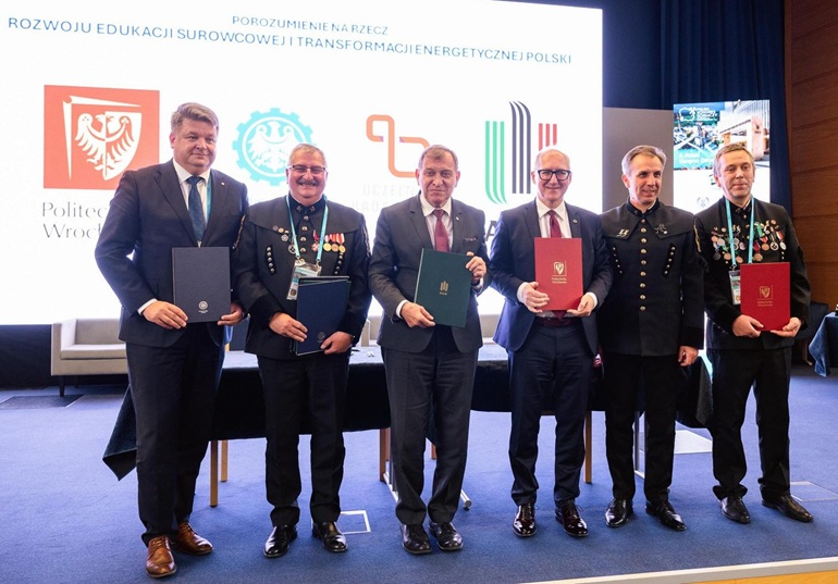 na zdjęciu sygnatariusze porozumienia