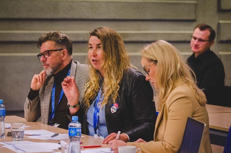 na zdjęciu trzyosobowe jury