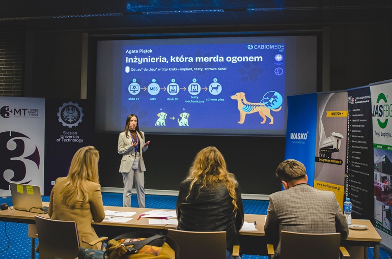 prezentacja naukowczyni przed komisją