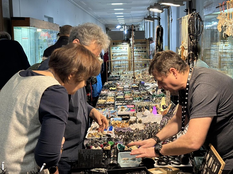 stoisko na giełdzie i zwiedzający