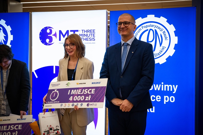 Na zdjęciu zwyciężczyni z Prorektorem