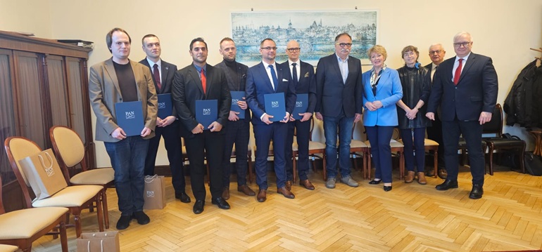 na zdjęciu grupa nagrodzonych naukowców