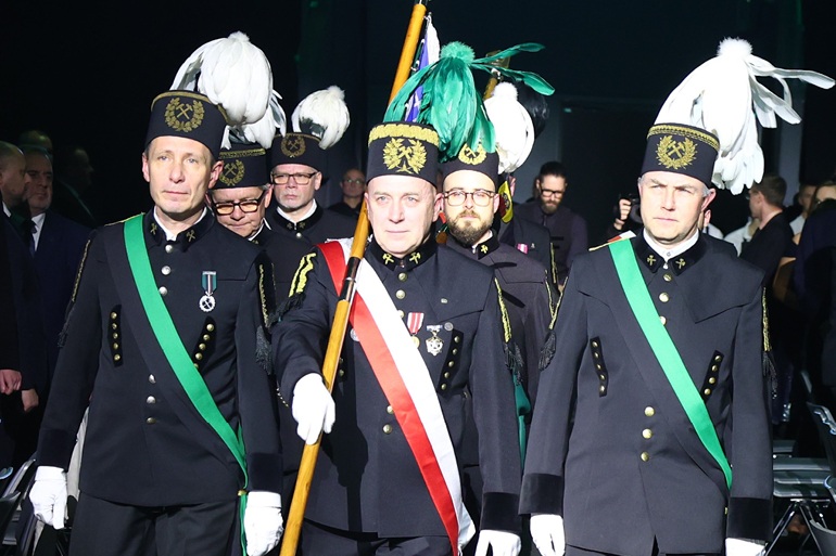 na zdjęciu górnicy w mundurach galowych