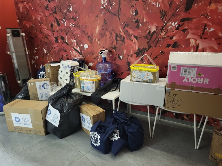 na zdjęciu paczki z darami