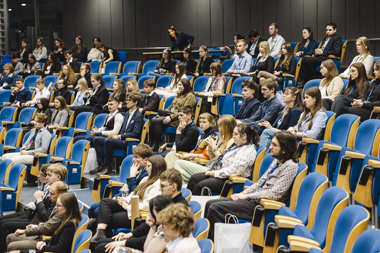 uczesnicy na widowni w sali centrum edukacyjno kongresowego