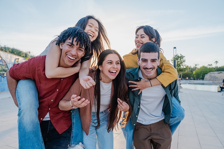 na zdjęciu grupa młodych ludzi