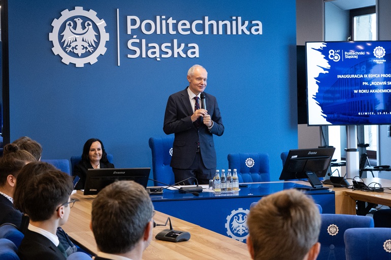 na zdjęciu przemowa rektora do uczestników