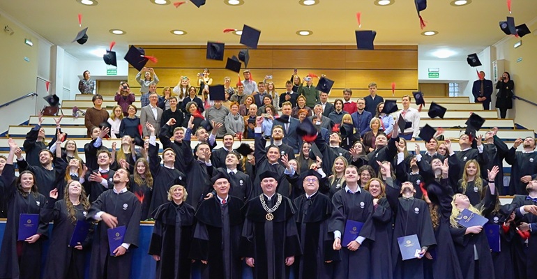 zdjęcie absolwentów w togach