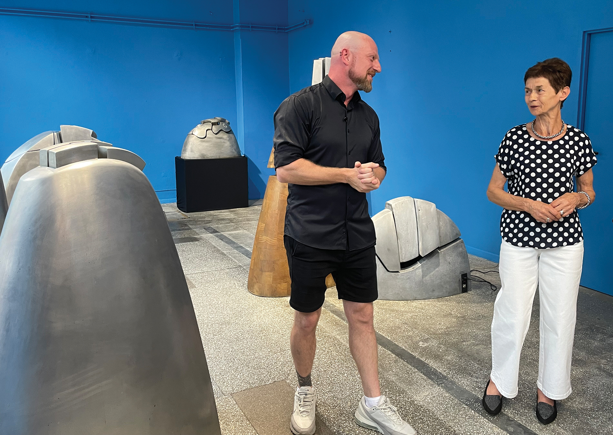 śliwka fot. AŚ (4) Paweł Pindur, Fundacja Soundscape i Danuta Śliwka, żona artysty podczas wernisażu