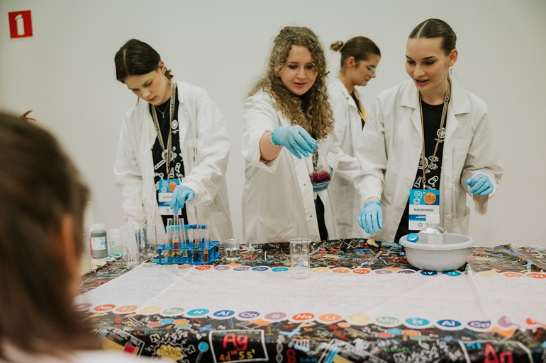 na zdjeciu studentki w laboratorium