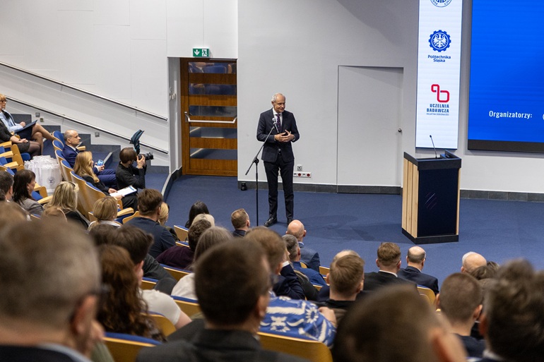 na zdjęciu przemawia do publiczności Rektor uczelni