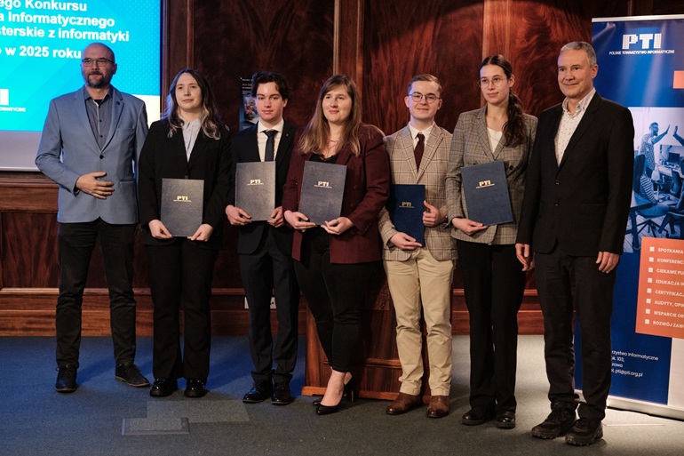 na zdjęciu kilku uczestniów podczas wręczenia nagród