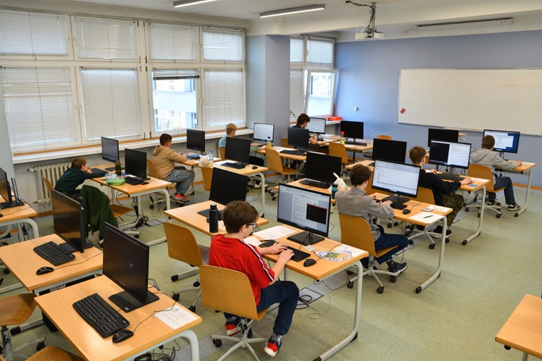 na zdjęciu uczestnicy olimpiady podczas konkursu przy komputerach