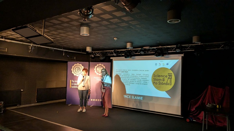 na zdjęciu prof. Ziembińska oraz Prof. Grabowska na scenie