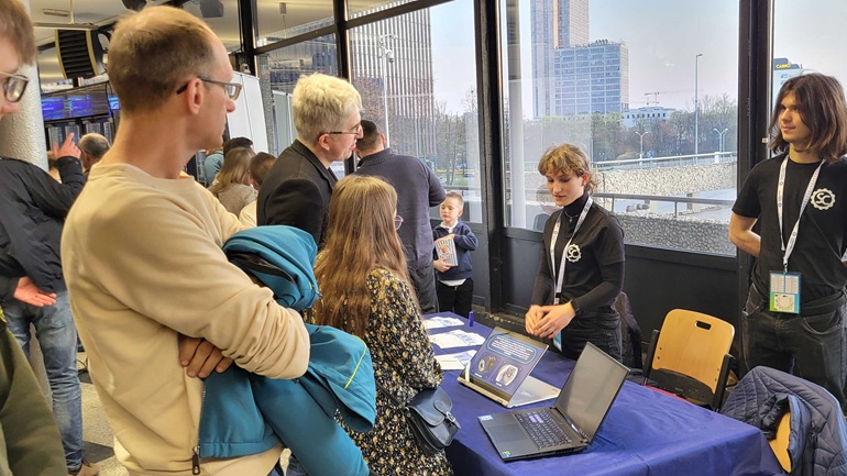 na zdjęciu uczestnicy festiwalu przy stoisku Uczelni