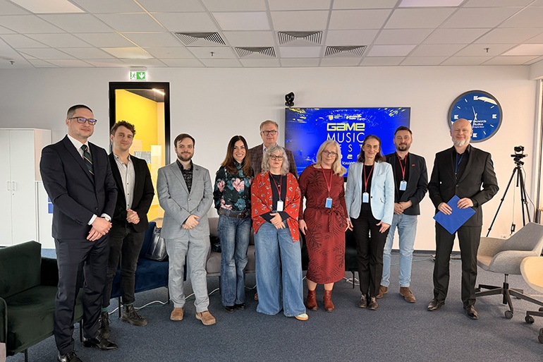 na zdjęciu uczestnicy festiwalu przy stoisku Uczelni