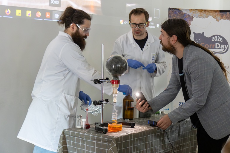 trzech naukowców w czasie pokazu chemicznego