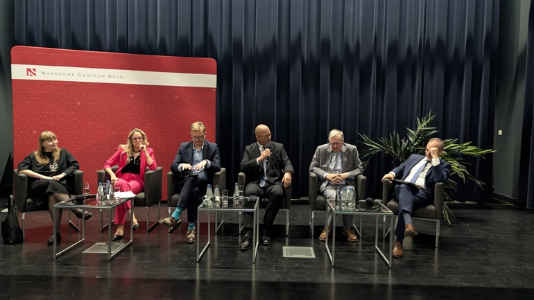 na zdjęciu debata 6 naukowców