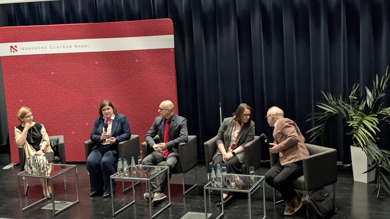 na zdjęciu debata kilkorga naukowców