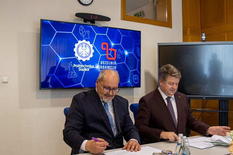 na zdjęciu od lewej prezes AUQA oraz Prorektor. Podpisują umowę