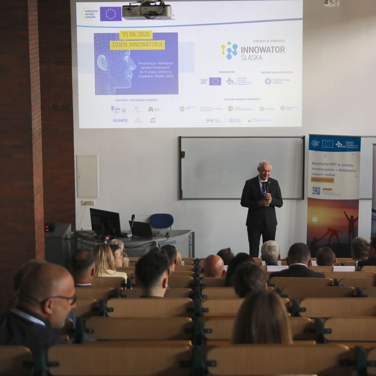 na zdjęciu przemawia Rektor r do zgormadzonych na sali
