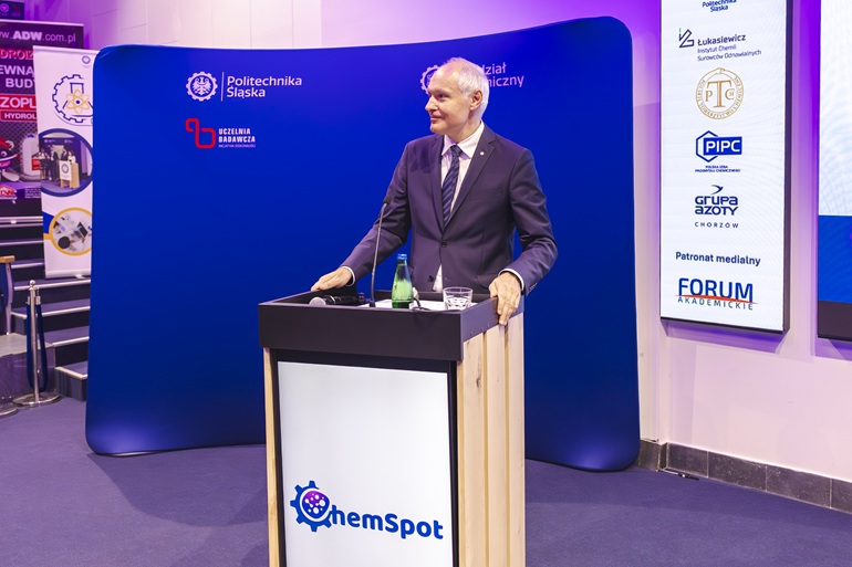 na zdjęciu przemawia Rektor