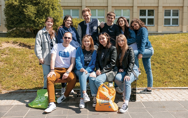 na zdjęciu grupa studentów na terenie kampusu