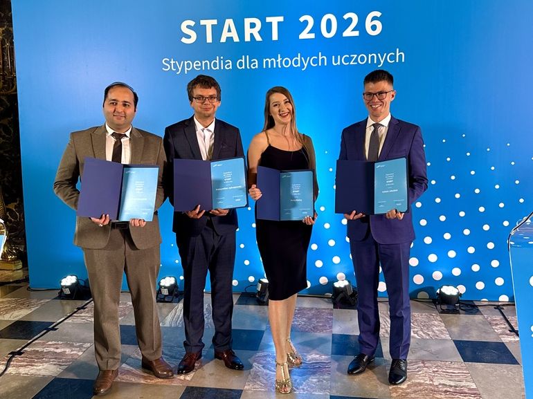 na zdjęciu czworo laureatów z Politechniki Śląskiej podczas uroczystości. Wszyscy trzymają dyplomy