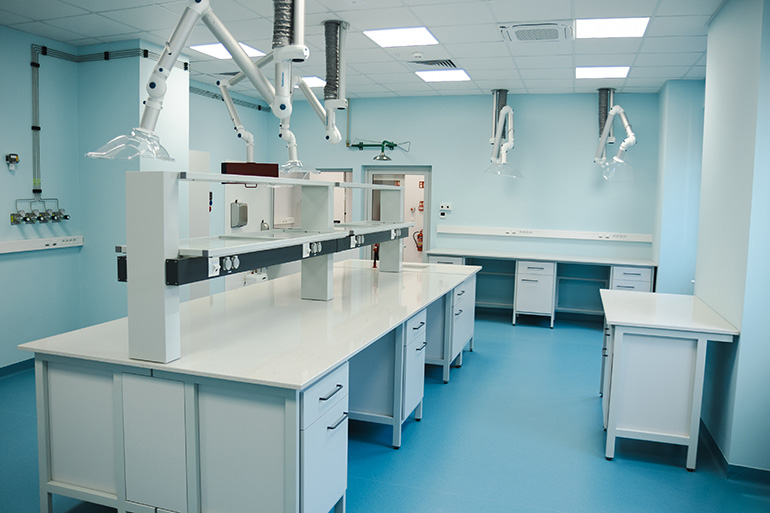 na zdjęciu laboratorium stoły i urządzenia