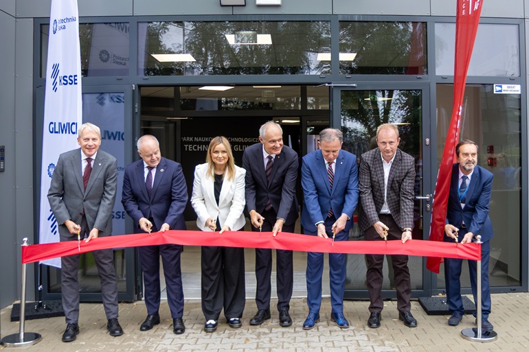 na zdjęciu przecięcie wstęgi przed przedstawicieli