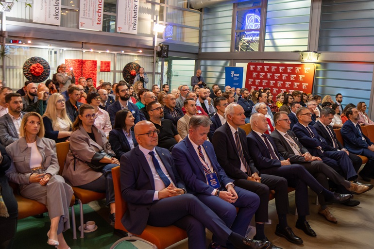 na zdjęciu aula na której siedzą zaprószeni goście